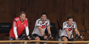 Le 10 juillet, Neuer, Hummels et Klose se préparent tranquillement à la finale contre l'Argentine. | AP/MATTHIAS SCHRADER