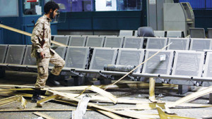 Un terminal de l’aéroport de Tripoli après un bombardement