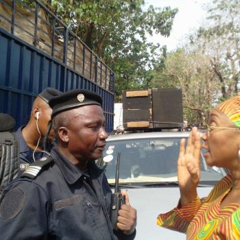 Hadja Halimatou Dalein Diallo et policier 