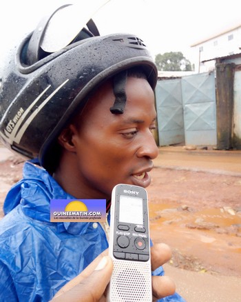 Joseph Maomou, étudiant à l’Université Général Lansana Conté de Sonfonia, est taxi-motard