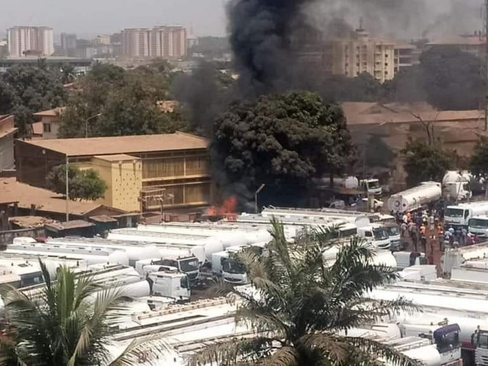 Conakry deux véhicules calcinés tout près du dépôt de carburant de