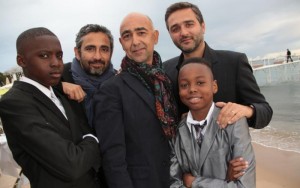 Cannes. Le réalisateur Mathieu Vadepied (au centre) est entouré d’Eric Toledano et d’Olivier Nakache, producteurs, et des acteurs Balamine Touré (à gauche) et Ali Bidanessy. (LP/Frédéric Dugit.)