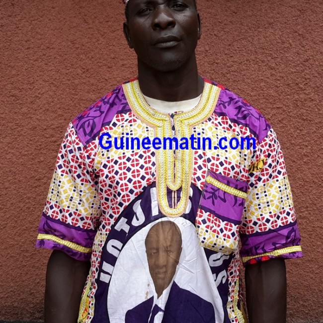Mamady Oularé, présenté comme étant parmi les plus fidèles auditeurs de la radio rurale de Faranah