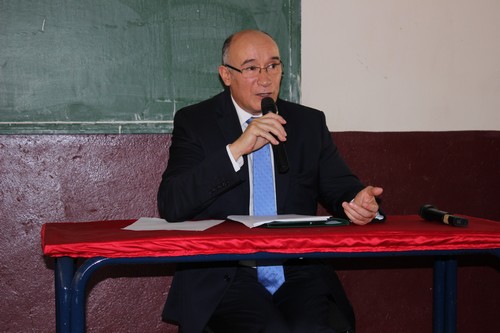 SE Majid Halim, Ambassadeur du Maroc en Guinee presentant son exposee  devant les etudiants de l'ISCAEG