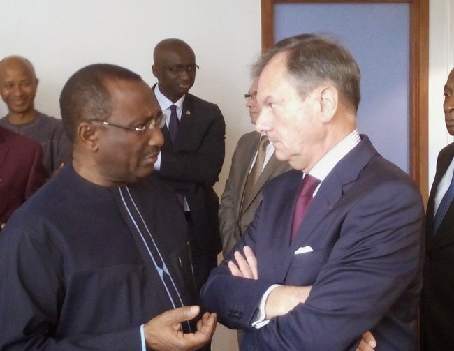 Sidya Touré et l'ambassadeur de France Bertrand Cochery