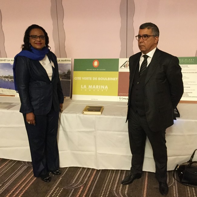 Mr Kamal et Mme Sy devant le stand du projet Cite verte a Londres