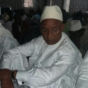 Cellou Dalein Diallo dans une mosquée de Pikine