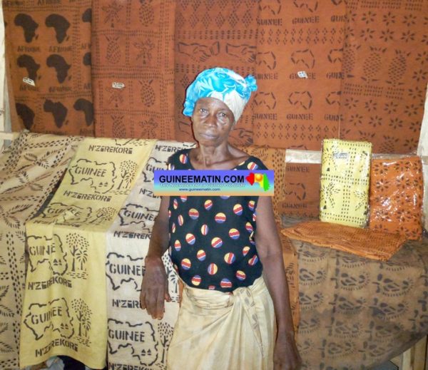 Marie Françoise Lamah, directrice préfectorale des femmes teinturières du centre d’exposition artisanale de N’Zérékoré