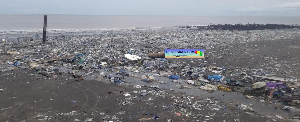 Des plages de Conakry envahies par des déchets plastiques : un citoyen tire la sonnette d’alarme