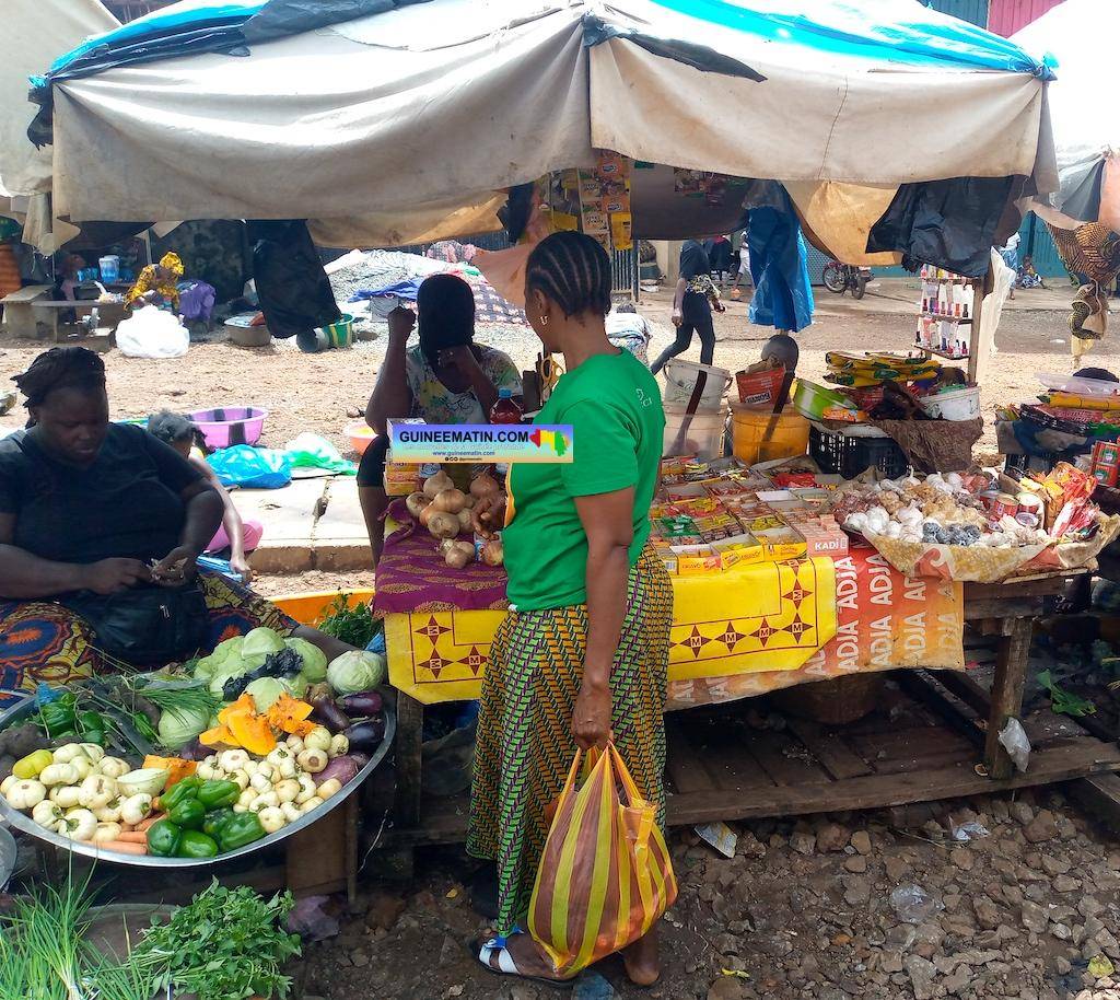 Danger au marché de Taouyah (Conakry) : des femmes étalent leurs marchandises le long des rails